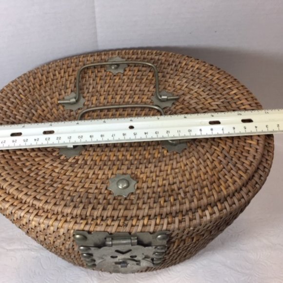 VTG Woven Wicker Tea Picnic Basket Hinged Padded Fish Clasp Double Handles - Picture 5 of 16